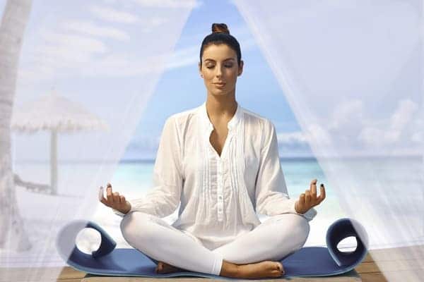 Gyönyörű nő meditál