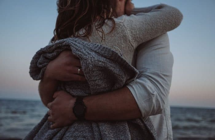 Két fél emberből sosem lesz egy egész! Két kiteljesedett ember viszont képes boldogító párkapcsolatot kialakítani.